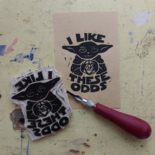 Charger l&#39;image dans la galerie, I Like These Odds - Baby Yoda Lino Print (4x6)
